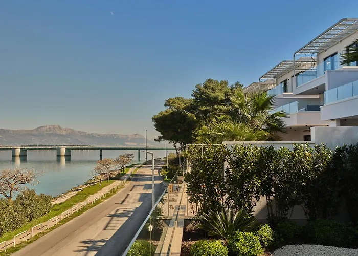 Seaside By Brown Vila *