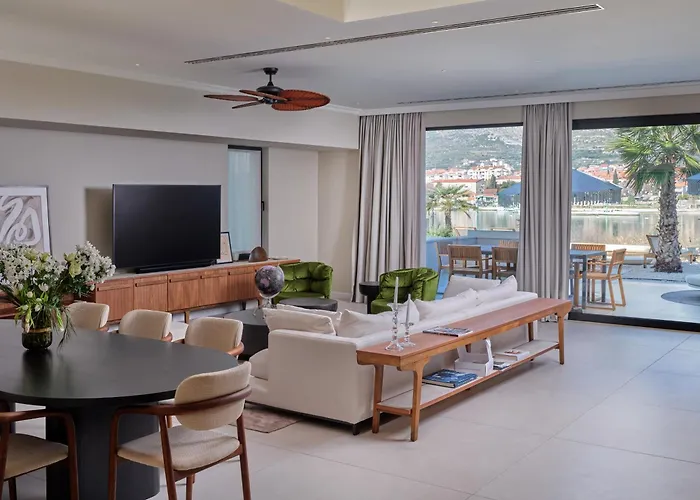 Seaside By Brown Vila *